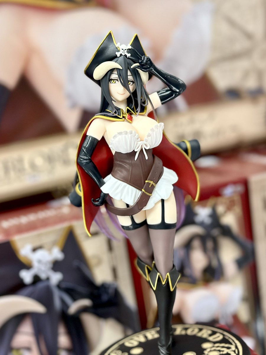 sakataotachu's tweet photo. 🏴‍☠️新景品入荷情報🏴‍☠️

オーバーロード  Corefur フィギュア
アルベド～海賊ver.～

海賊風の帽子と外套を身にまとったアルベドのフィギュアが入荷‼️挑発的な微笑みが魅力のフィギュアとなっております✨
是非お早めにゲットしに来てくださいね🙌

 #iクレーン酒田店  #オバロ https://t.co/pTfsk4461A