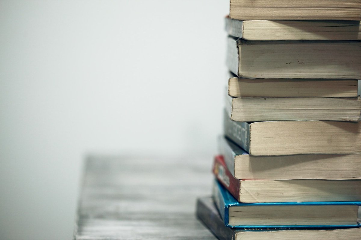 tomtolkien's tweet photo. Inspirational books for teaching English at KS3 including titles by Jeff VanderMeer, Maureen Bakis, Alex Quigley, Christopher Reid and James Carter. 🢂 https://t.co/3DiQjEDSZS 🢀 #ad #ukedchat #kidlit #teachertwitter #homelearning https://t.co/4eKaMLzr3y