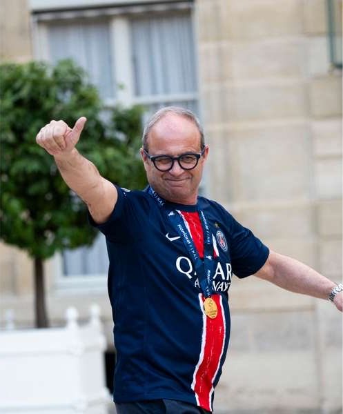 _BeFootball's tweet photo. 🚨 SUPER INTÉRESSANT 🍿 : LUIS CAMPOS 🇵🇹 RÉVÈLE COMMENT IL TRANCHE POUR SAVOIR SI UN JOUEUR EST PSG-COMPATIBLE 😳:

« Manger avec lui pendant une semaine ou faire du shopping, comme je l’ai déjà fait, 𝗰̧𝗮 𝗺𝗲 𝘀𝗲𝗿𝘁 𝗮̀ 𝗱𝗲́𝗳𝗶𝗻𝗶𝗿 𝘀’𝗶𝗹 𝗮 𝘂𝗻 𝗽𝗿𝗼𝗳𝗶𝗹 𝗽𝘀𝘆𝗰𝗵𝗼𝗹𝗼𝗴𝗶𝗾𝘂𝗲, 𝘀𝗮𝘃𝗼𝗶𝗿 𝘀’𝗶𝗹 𝗻𝗲 𝘃𝗮 𝗽𝗮𝘀 𝗱𝗲́𝘀𝘁𝗮𝗯𝗶𝗹𝗶𝘀𝗲𝗿 𝘁𝗼𝘂𝘁 𝘂𝗻 𝘃𝗲𝘀𝘁𝗶𝗮𝗶𝗿𝗲. 

Pour l’exemple du shopping, c’était un joueur pour lequel tout le monde me disait : “Luis, ce ne sera jamais un grand joueur parce qu’il n’arrive pas à se contrôler face à l’argent, il a une mauvaise relation avec l’argent.”

Du coup, je me suis dit qu’il me fallait une stratégie pour vérifier si c’était vrai. J’ai donc pris un rendez-vous avec ce joueur dans un café qui se trouvait dans un lieu de shopping où il y avait de très belles boutiques. 🛍️

J’ai dit au joueur : “allez, viens on va faire un tour et on va parler.” Et puis le joueur est entré dans le premier magasin, puis dans le deuxième, le troisième, etc… IL A DÉPENSÉ BEAUCOUP D’ARGENT  (🤣). 

Ensuite, quand je rencontre un joueur dans un restaurant, je lui présente le projet collectif du club, notre idée du club. 

Après, je lui dis comment on le voit dans ce projet. Normalement, dans ce moment aussi important, le joueur doit être très attentif. 

Et parfois, je discute avec lui et au bout de 5, 6 minutes, je le vois mettre sa tête dans ses bras et ME DONNER LA SENSATION QUE C’EST UN JOUEUR QUI A UN MANQUE DE CONCENTRATION, qui n’a pas certaines qualités importantes dans le football moderne. »

(RTP via @footmercato)