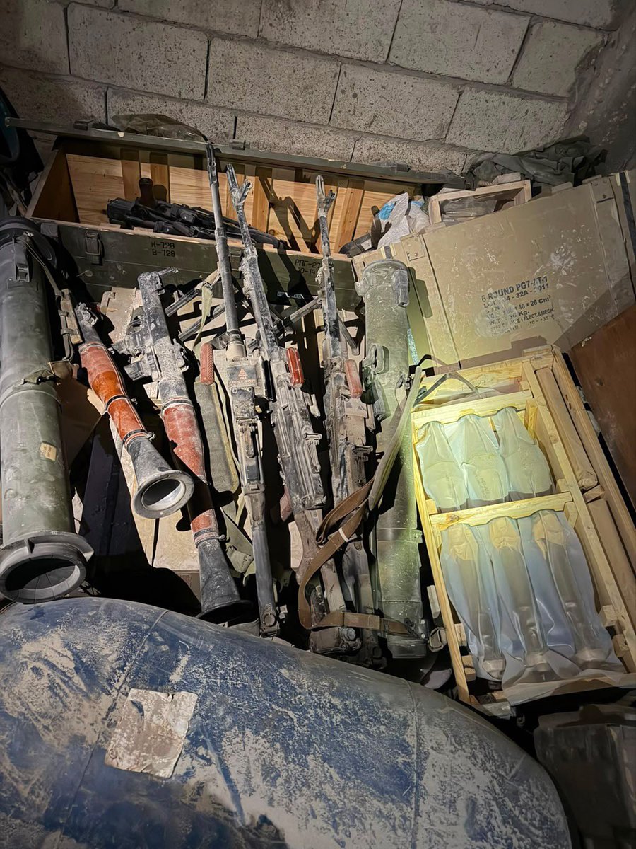 Tsahal_IDF's tweet photo. 🔎DÉCOUVERT AU CŒUR D’INFRASTRUCTURES CIVILES : des fusils Kalachnikov, des chargeurs, des munitions, des grenades, des explosifs, des engins explosifs, des missiles antichars et des obus de mortier dans la zone de Majdal Zoun.

Les soldats de Tsahal ont également démantelé des structures qui étaient utilisées par le Hezbollah.
