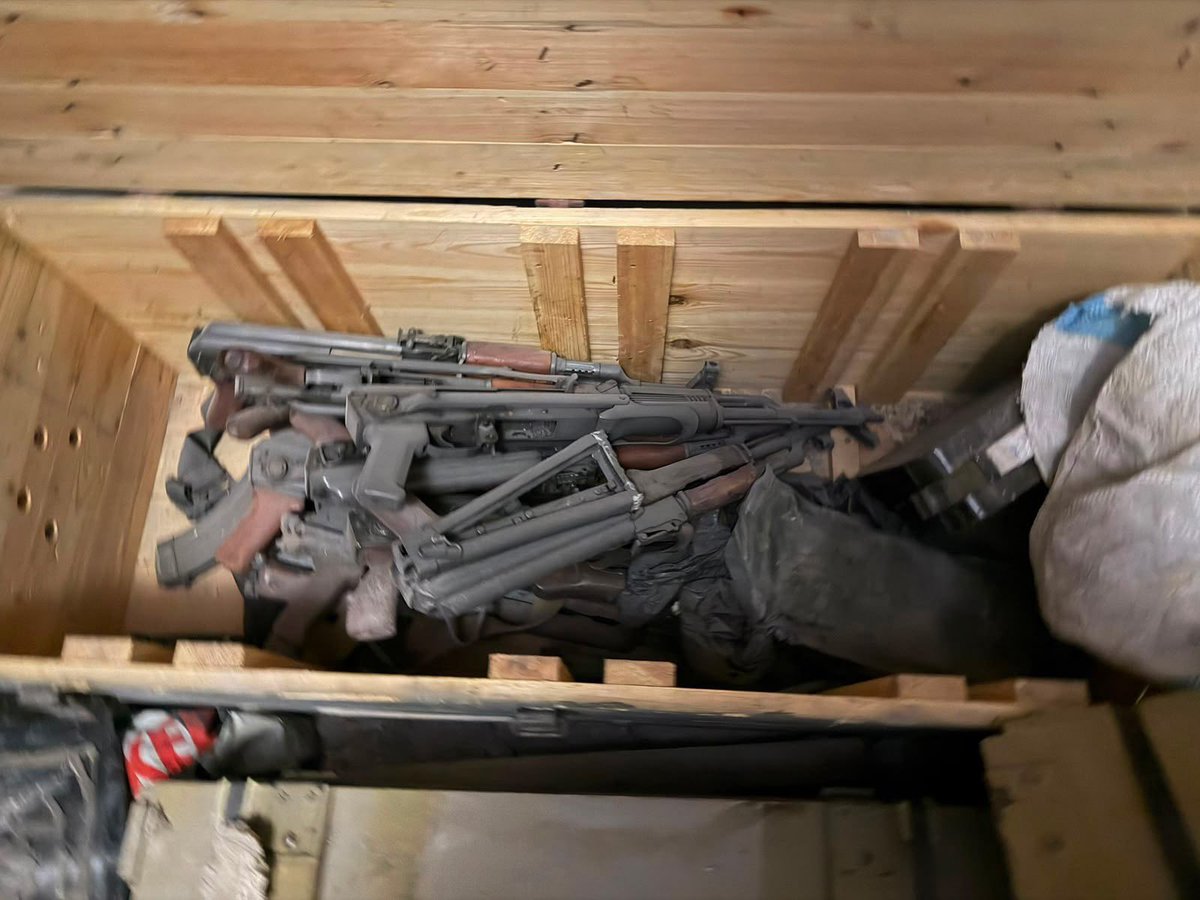 Tsahal_IDF's tweet photo. 🔎DÉCOUVERT AU CŒUR D’INFRASTRUCTURES CIVILES : des fusils Kalachnikov, des chargeurs, des munitions, des grenades, des explosifs, des engins explosifs, des missiles antichars et des obus de mortier dans la zone de Majdal Zoun.

Les soldats de Tsahal ont également démantelé des structures qui étaient utilisées par le Hezbollah.