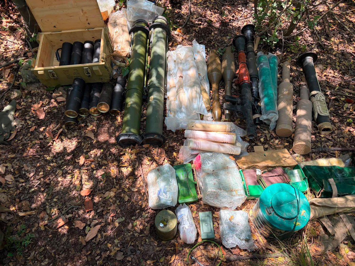 Tsahal_IDF's tweet photo. 🔎DÉCOUVERT AU CŒUR D’INFRASTRUCTURES CIVILES : des fusils Kalachnikov, des chargeurs, des munitions, des grenades, des explosifs, des engins explosifs, des missiles antichars et des obus de mortier dans la zone de Majdal Zoun.

Les soldats de Tsahal ont également démantelé des structures qui étaient utilisées par le Hezbollah.
