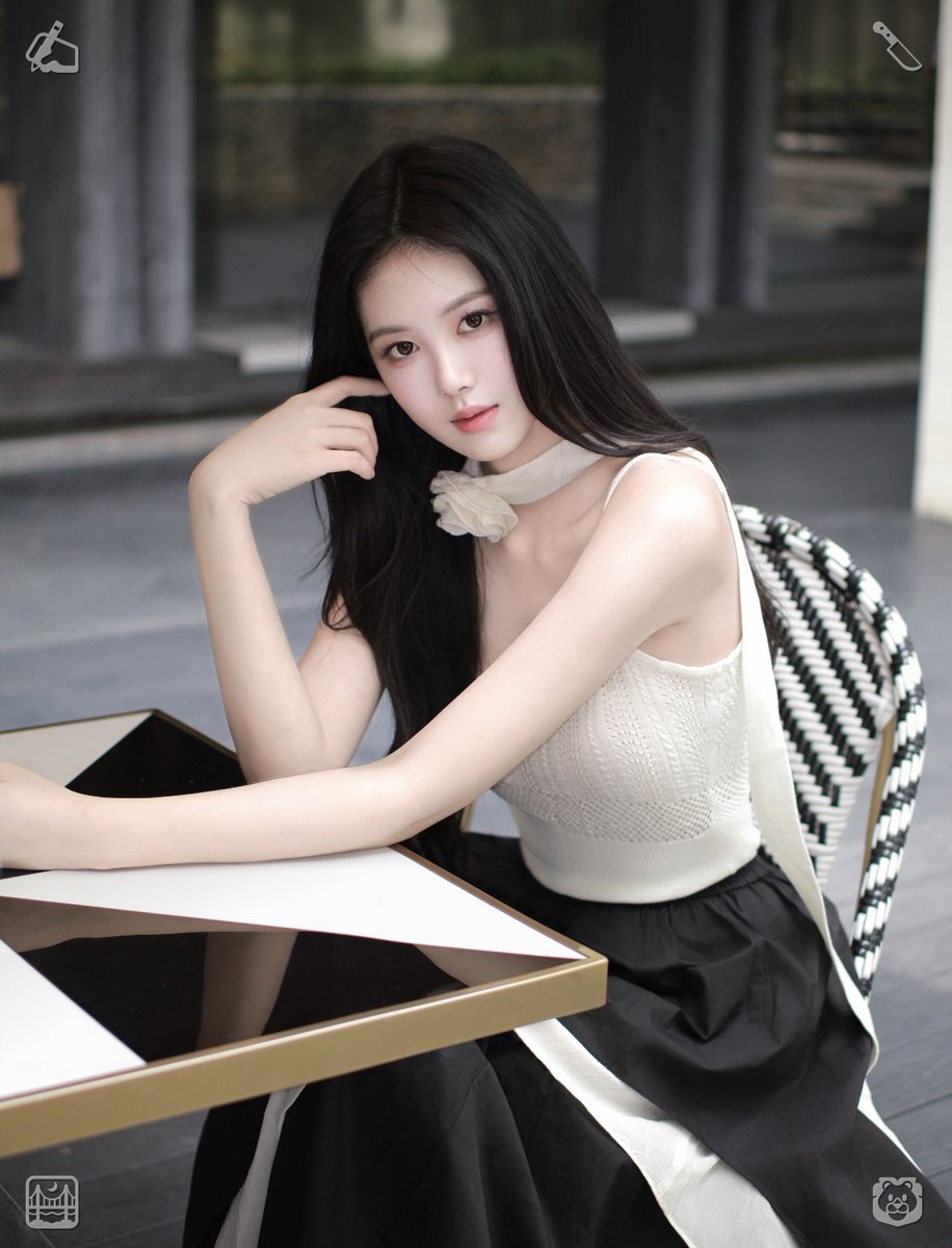 QMonxz's tweet photo. 🍦下班以后从北京坐高铁到大连，路上没有处理工作，只是看着窗外发了一会儿呆。到站以后，门口接人的车排了很长一段，周围都是拖着行李的旅客。后来想到住在南宁的朋友，人在路上时确实更容易想清楚一些事情。周围人的选择不同，也很难说哪一种一定更好。👙
查看⇙@Ale_legacy https://t.co/ISPRhf6Hz4