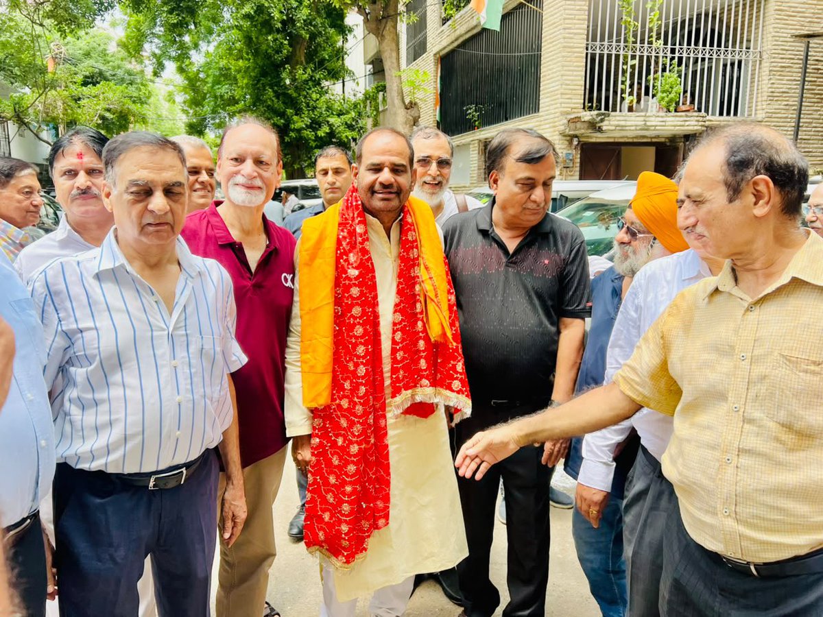 rameshbidhuri's tweet photo. कालकाजी के M ब्लॉक में वर्षों पुरानी पेयजल समस्या से जूझ रहे स्थानीय निवासियों को अब राहत मिली है, दूषित पानी पीने को मजबूर क्षेत्रवासियों के लिए स्वच्छ पेयजल उपलब्ध होगा।

कांग्रेस और आम आदमी पार्टी की सरकारों ने वर्षों तक इस गंभीर समस्या की अनदेखी की, लेकिन दिल्ली में श्रीमती रेखा गुप्ता जी के नेतृत्व में भाजपा सरकार बनने के बाद RWA और क्षेत्रवासियों के सहयोग से इस कार्य को प्राथमिकता के साथ पूरा कराया गया।

इस अवसर पर RWA लोगों ने मुझे चाय पर आमंत्रित किया।

#BJP4Delhi #RameshBidhuri
