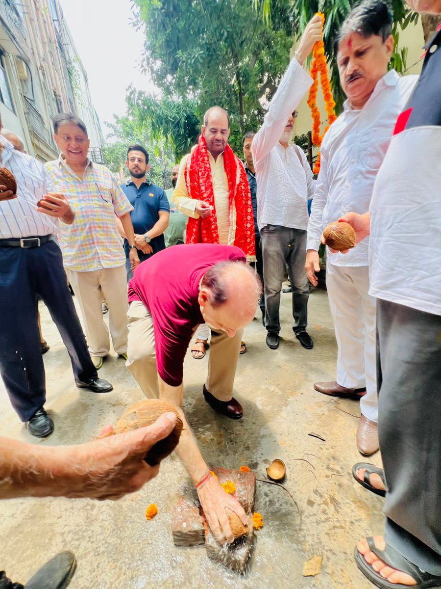 rameshbidhuri's tweet photo. कालकाजी के M ब्लॉक में वर्षों पुरानी पेयजल समस्या से जूझ रहे स्थानीय निवासियों को अब राहत मिली है, दूषित पानी पीने को मजबूर क्षेत्रवासियों के लिए स्वच्छ पेयजल उपलब्ध होगा।

कांग्रेस और आम आदमी पार्टी की सरकारों ने वर्षों तक इस गंभीर समस्या की अनदेखी की, लेकिन दिल्ली में श्रीमती रेखा गुप्ता जी के नेतृत्व में भाजपा सरकार बनने के बाद RWA और क्षेत्रवासियों के सहयोग से इस कार्य को प्राथमिकता के साथ पूरा कराया गया।

इस अवसर पर RWA लोगों ने मुझे चाय पर आमंत्रित किया।

#BJP4Delhi #RameshBidhuri