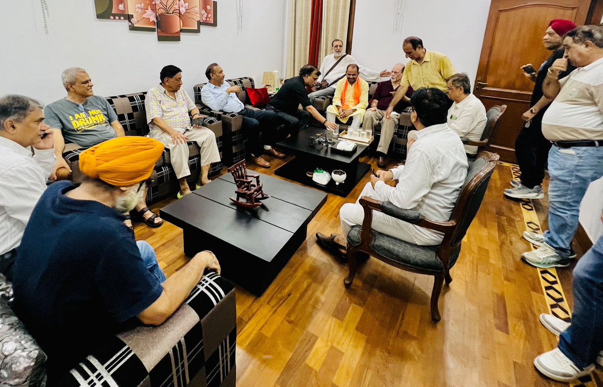 rameshbidhuri's tweet photo. कालकाजी के M ब्लॉक में वर्षों पुरानी पेयजल समस्या से जूझ रहे स्थानीय निवासियों को अब राहत मिली है, दूषित पानी पीने को मजबूर क्षेत्रवासियों के लिए स्वच्छ पेयजल उपलब्ध होगा।

कांग्रेस और आम आदमी पार्टी की सरकारों ने वर्षों तक इस गंभीर समस्या की अनदेखी की, लेकिन दिल्ली में श्रीमती रेखा गुप्ता जी के नेतृत्व में भाजपा सरकार बनने के बाद RWA और क्षेत्रवासियों के सहयोग से इस कार्य को प्राथमिकता के साथ पूरा कराया गया।

इस अवसर पर RWA लोगों ने मुझे चाय पर आमंत्रित किया।

#BJP4Delhi #RameshBidhuri