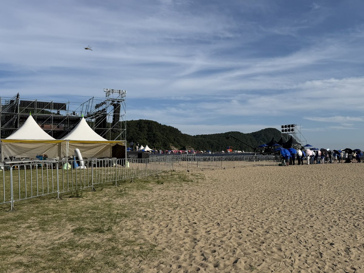 YOUNGTAK_ABYSS's tweet photo. 260730 <KIMA WEEK 2026 다비콘> 재모임 장소 안내

⏰시간 : 6:00PM 시작
*늦지 않게 모여주세요!!
📍장소 - 무대 옆 모래사장 (바다를 바라보고 오른쪽 방향의 모래사장 / 무대를 바라보고 왼쪽 방향의 모래사장)

*번호 스티커(Weverse당첨자 + 현장)를 받으신 분들은 번호스티커와 응원봉을 지참하시어 해당 장소로 모여주시기 바랍니다.