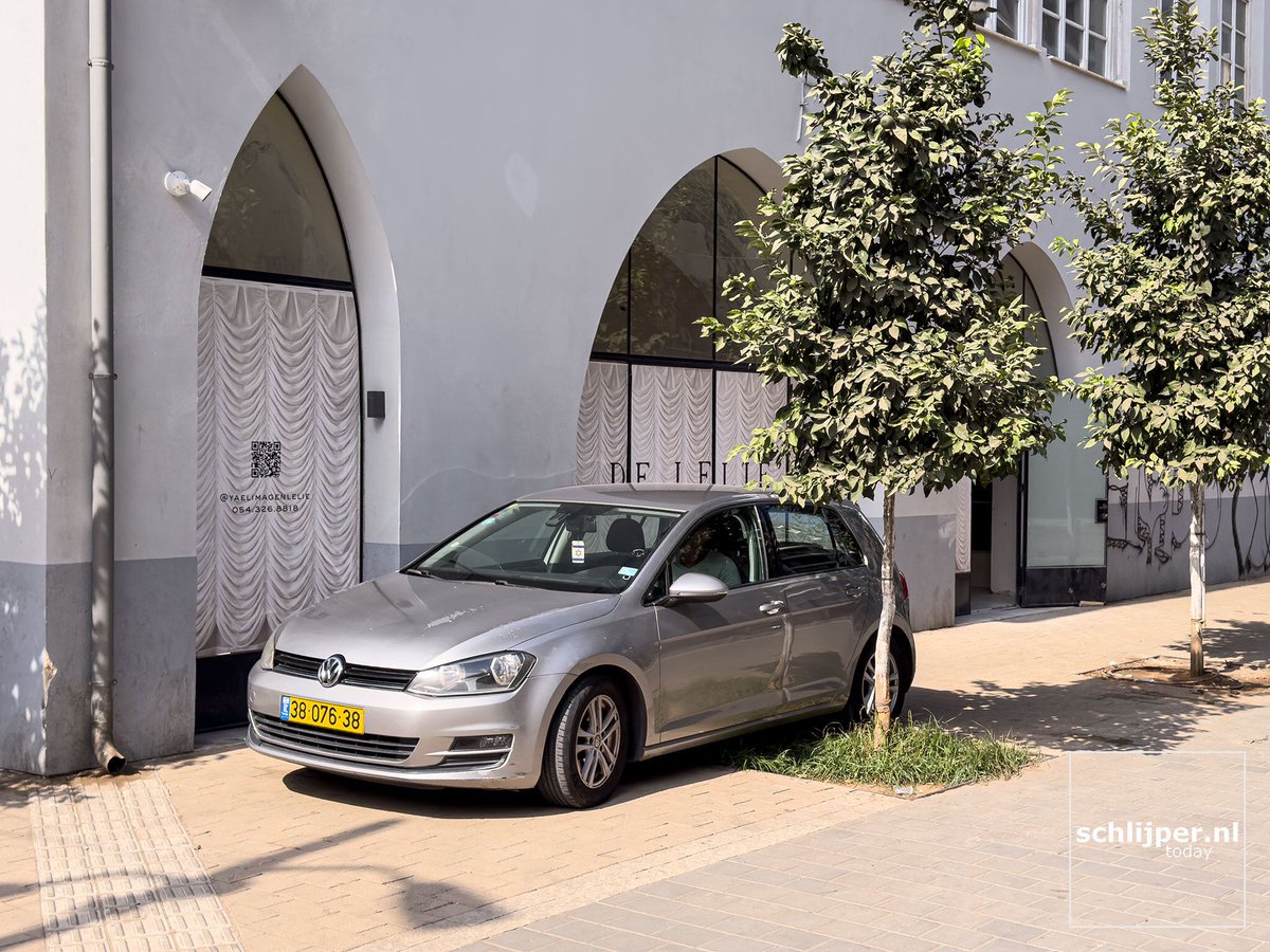 schlijperisrael's tweet photo. It's a pity this recently preserved building at Ben Atar / Shalma (Salame), Tel Aviv,  is not in use yet and that drivers park their cars on the tree beds, ruining the irrigation for the trees. 
29/07/2026, 09:32 #preservationTLV #carsTLV #jayparking #פיד_תחבורה  #פידתחבורה https://t.co/ri2lpZ26B7