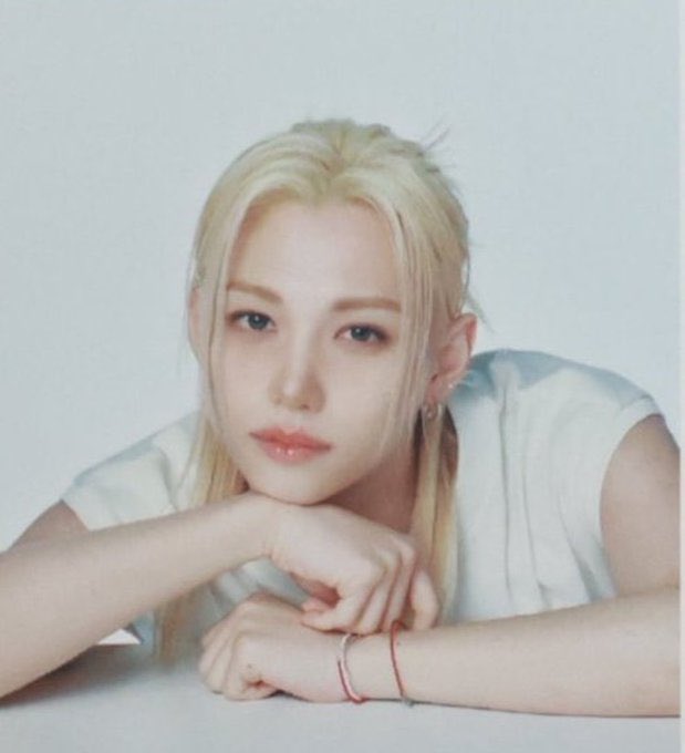 valrani_skz's tweet photo. i love this genre of soft felix photoshoots https://t.co/qQRyUpLVTS