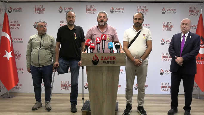 AliCoskunX's tweet photo. Kıymetli Gazilerimiz Zafer Partisi Genel Merkezi'nde Türk Milleti Toplantısı'nda konuşuyor.

#GazileriminYanındayım https://t.co/DfkNzYnAuC