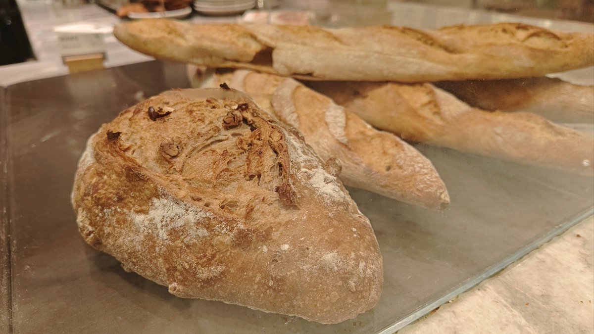 MairaMctush's tweet photo. Just spent 2 hours kneading, proofing and baking homemade sourdough, the golden crust cracking open is the best reward ever for a weekend well spent  #HomeBakingJoy， https://t.co/jeRCqmZpVy