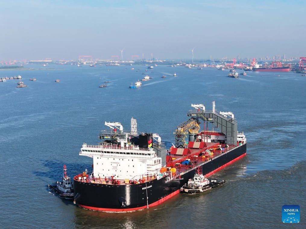 ChinaScience's tweet photo. The China-developed world's first 41,800-tonne bidirectional sailing self-unloader set sail from Yangzhou, east China's Jiangsu Province, on Wednesday, and will be put into operation on international routes.

The vessel, measuring 215 meters in length, 42 meters in beam and 14.5 meters in moulded depth, has a cargo hold capacity of 29,000 cubic meters. It is also the world's largest shallow-water transshipment self-unloader by deadweight and the fastest self-unloading vessel of its kind, with a maximum unloading capacity of 12,000 tonnes per hour.
