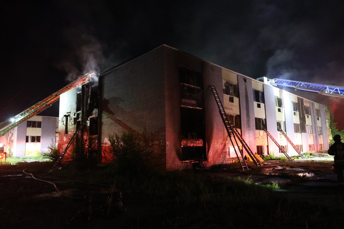 IFD_NEWS's tweet photo. 00:03 AM - IFD Fire Investigators on scene investigating after heavy fire breaks out in vacant structure at 3850 N Emerson.  Firefighters arrived to find flames pushing from several windows in the 3 story building.  An aggressive attack ensued with one firefighter falling through https://t.co/7pJTYoVx1H