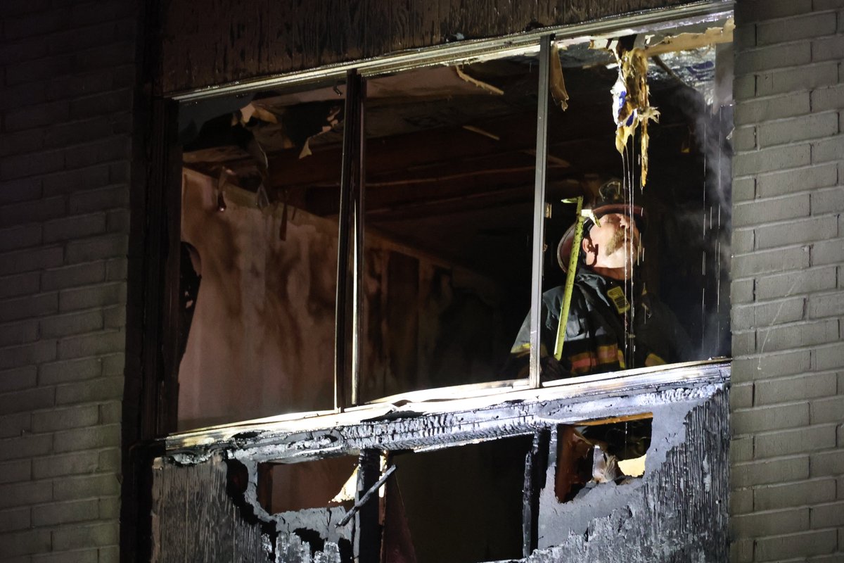 IFD_NEWS's tweet photo. 00:03 AM - IFD Fire Investigators on scene investigating after heavy fire breaks out in vacant structure at 3850 N Emerson.  Firefighters arrived to find flames pushing from several windows in the 3 story building.  An aggressive attack ensued with one firefighter falling through https://t.co/7pJTYoVx1H