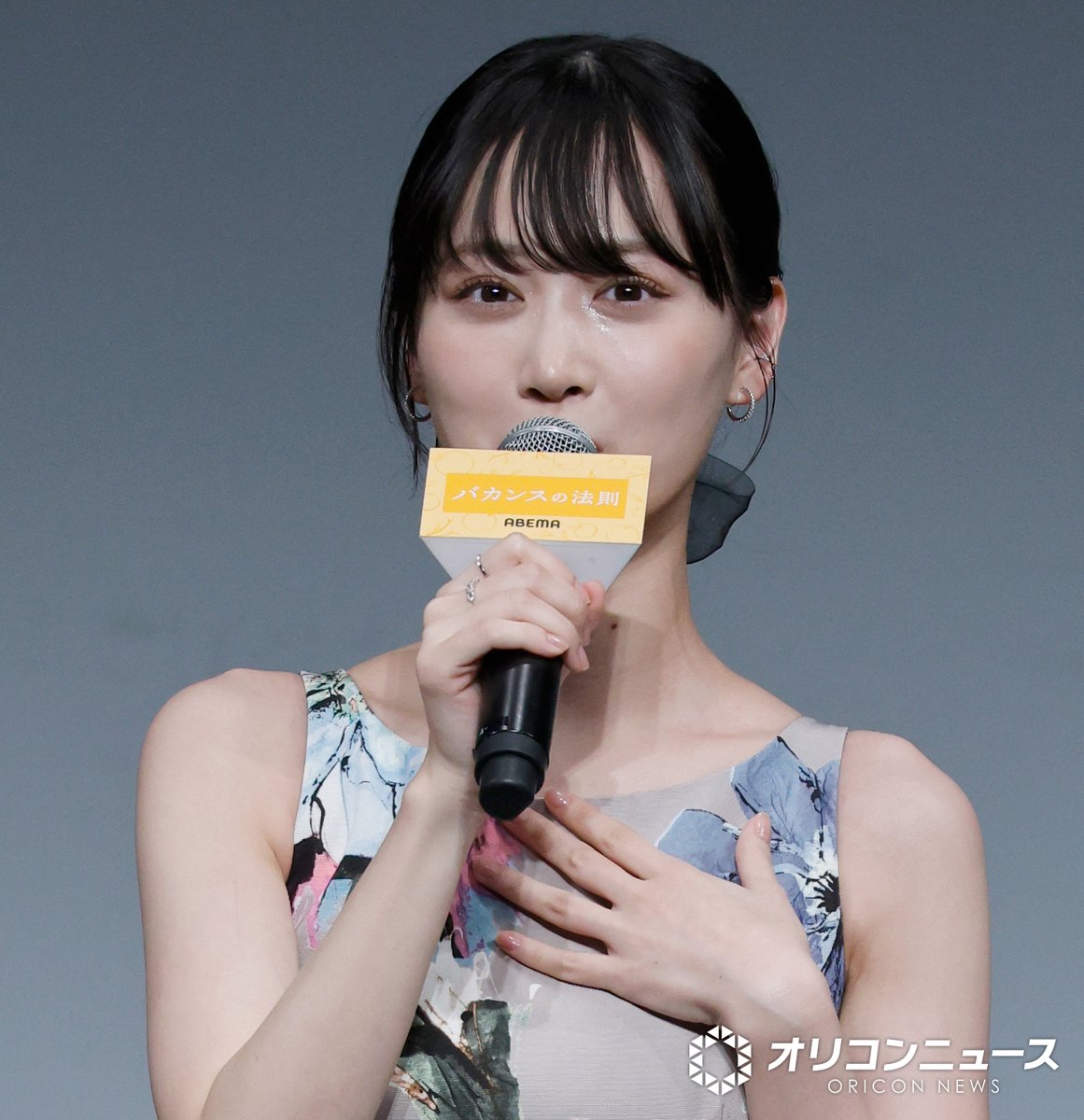 oricon's tweet photo. 山下美月、撮影現場で罰ゲーム☠
「全員分の飲み物をおごらされました」
⠀
桜田通にクレーム＆ふくれっ面
「本気で勝ちに来て…😠」
⠀
イベント最後に山下へ誕生日サプライズ💐
「橋本環奈に花束もらえる人生でよかった！」
https://t.co/siEIrm3H0l
⠀
『#バカンスの法則』イベント
橋本環奈、チェ・ジョンヒョプ
勝地涼、山下美月、加納愛子
桜田通、東村アキコ監督、ILLIT