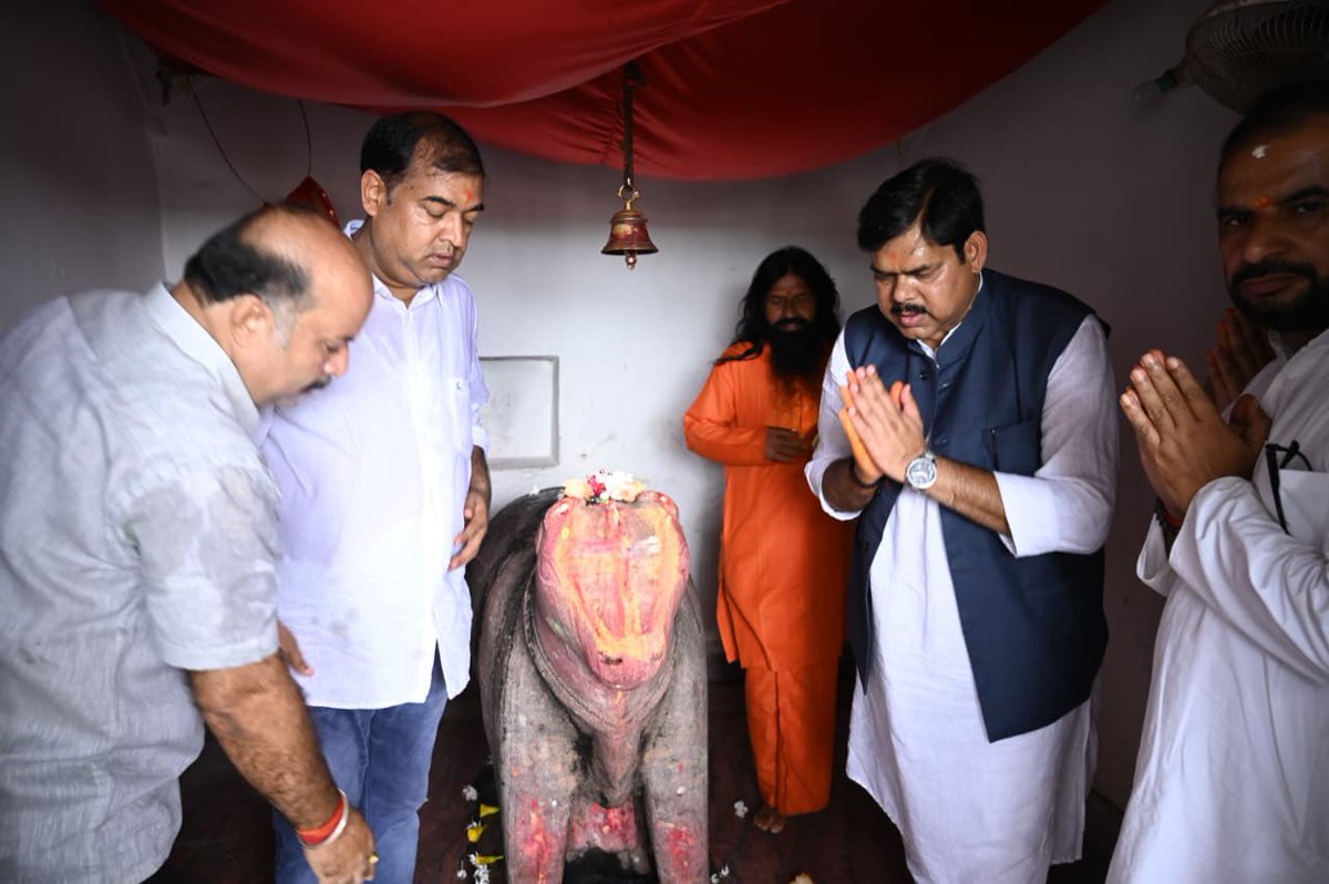 mkrtiwari_bjp's tweet photo. श्रावण मास के प्रथम पावन दिवस पर बांका जिले के पावन कामधेनु मंदिर पहुंचकर विधि-विधान से पूजा-अर्चना करने का सौभाग्य प्राप्त हुआ। भगवान की कृपा से प्रदेश एवं देशवासियों के सुख, समृद्धि, उत्तम स्वास्थ्य, शांति और खुशहाली की कामना की।

हर-हर महादेव! 🙏 https://t.co/RL3dE94UPz
