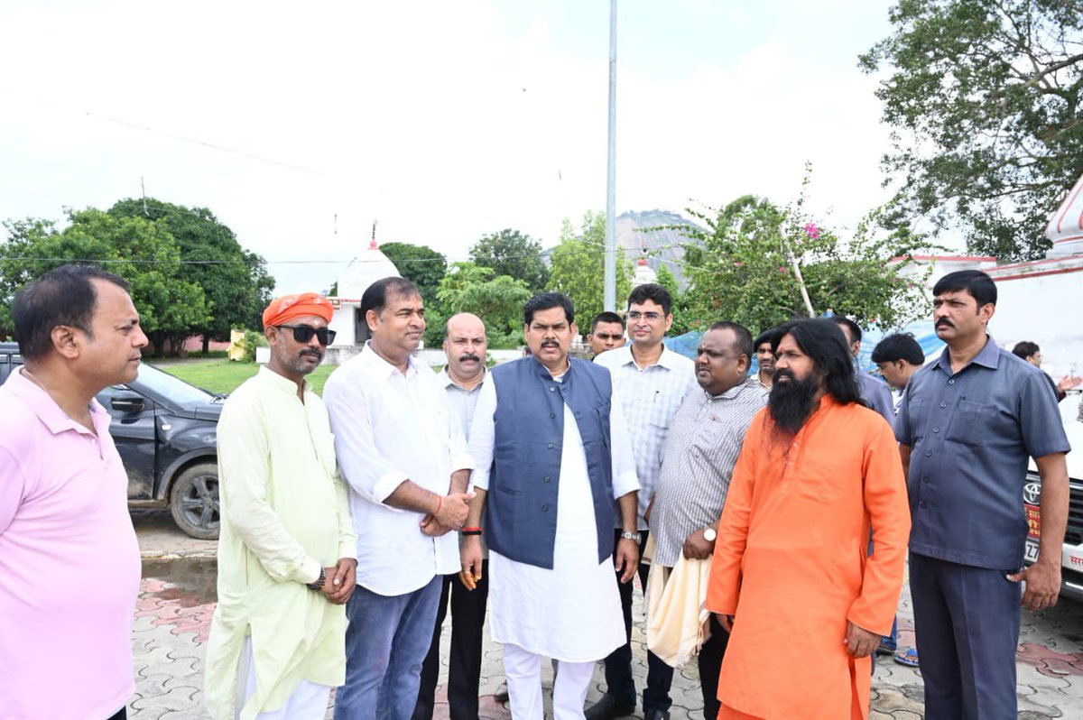 mkrtiwari_bjp's tweet photo. श्रावण मास के प्रथम पावन दिवस पर बांका जिले के पावन कामधेनु मंदिर पहुंचकर विधि-विधान से पूजा-अर्चना करने का सौभाग्य प्राप्त हुआ। भगवान की कृपा से प्रदेश एवं देशवासियों के सुख, समृद्धि, उत्तम स्वास्थ्य, शांति और खुशहाली की कामना की।

हर-हर महादेव! 🙏 https://t.co/RL3dE94UPz