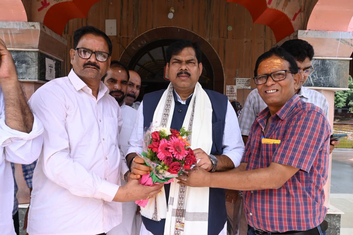 mkrtiwari_bjp's tweet photo. श्रावण मास के प्रथम पावन दिवस पर बांका जिले के पावन कामधेनु मंदिर पहुंचकर विधि-विधान से पूजा-अर्चना करने का सौभाग्य प्राप्त हुआ। भगवान की कृपा से प्रदेश एवं देशवासियों के सुख, समृद्धि, उत्तम स्वास्थ्य, शांति और खुशहाली की कामना की।

हर-हर महादेव! 🙏 https://t.co/RL3dE94UPz