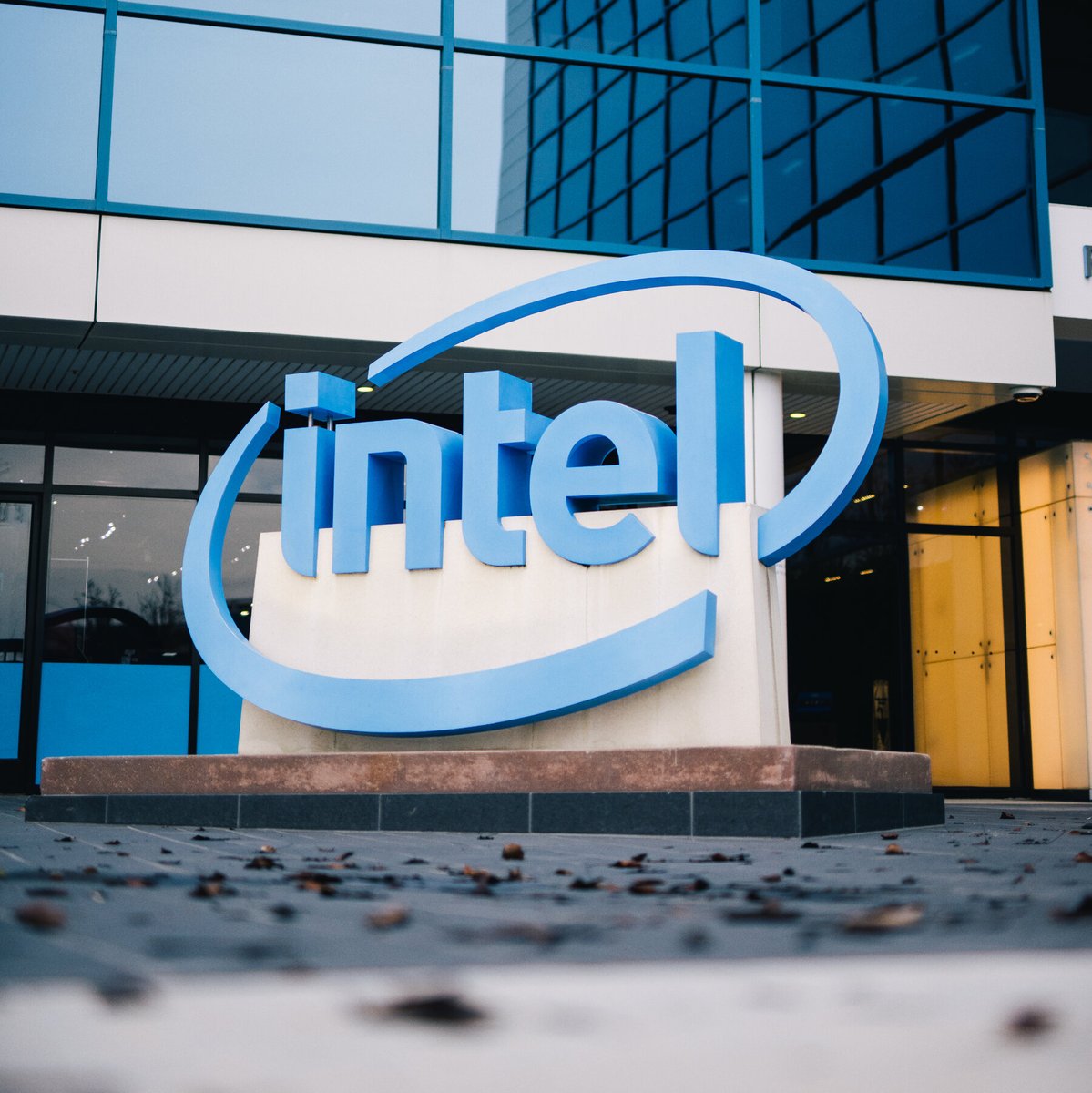 3WheelsAI's tweet photo. Intel is making a rare move by giving startup Rosaic access to its Atom processor technology.

Strategic partnerships may become just as important as silicon in the next AI era.

#Intel #Semiconductors #AI #Chips https://t.co/gUFhgd3SzH