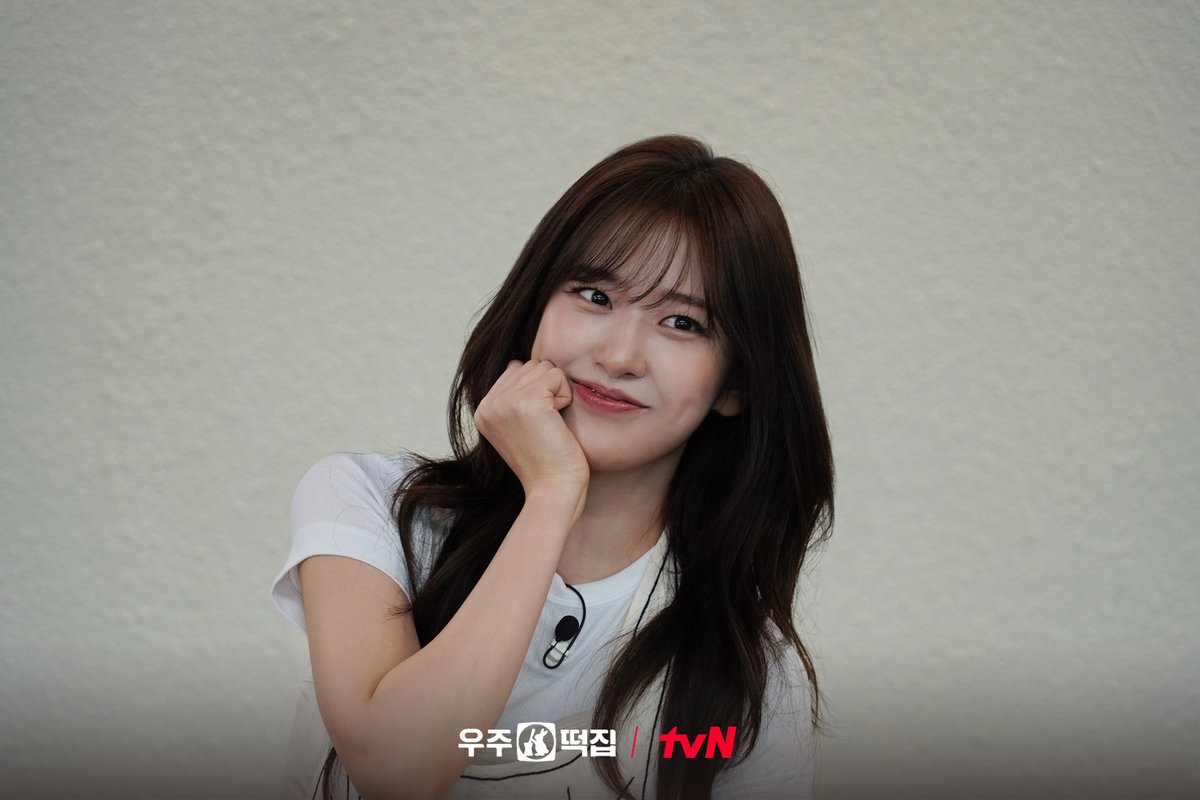 chtvn's tweet photo. [1화 비하인드]
콘셉트엔 충실😎 준비는 성실💦
드디어 우주떡집 힘차게 OPEN!

<우주떡집>
[금] 저녁 8:35 tvN

#tvN #우주떡집
#이은지 #미미 #이영지 #안유진
#즐거움엔20tvN #스트리밍은TVING https://t.co/f5yq5MbxMN