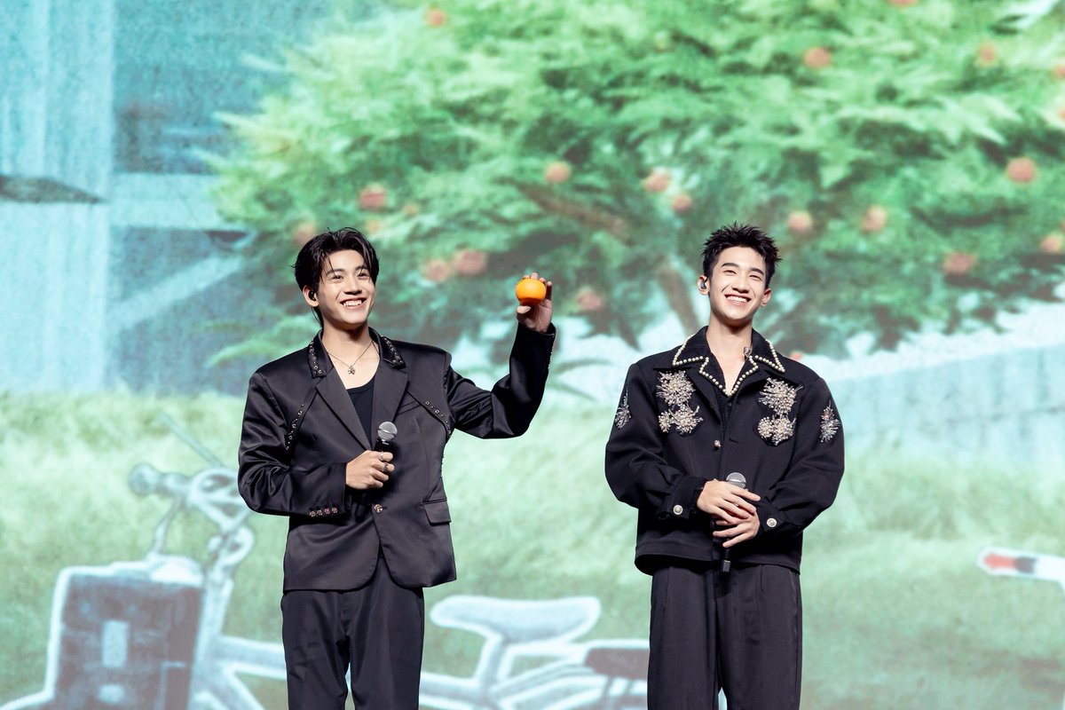 GMMTV's tweet photo. แอลม่อน, โปรเกรส, เคน, พอลและคีตั้น กับงาน
“ต้นส้มอยู่บ้านเขา แต่ผลส้มหล่นมาบ้านเราตลอดเลย : Final EP. FAN MEETING” 🌳🍊 เมื่อคืนที่ผ่านมา
ขอบคุณสำหรับบรรยากาศที่อบอุ่นและร่วมดูตอนจบของซีรีส์กับพวกเรา
#WhenOrangesFallFinalEP

“ต้นส้มอยู่บ้านเขา แต่ผลส้มหล่นมาบ้านเราตลอดเลย When Oranges Fall” 🌳🍊
ดูย้อนหลัง แอป oneD ที่เดียว
#WhenOrangesFall
#GMMTV

@almondsleepp @___progresss___ @Kktken_Lim @tananloh_ @keatonnst