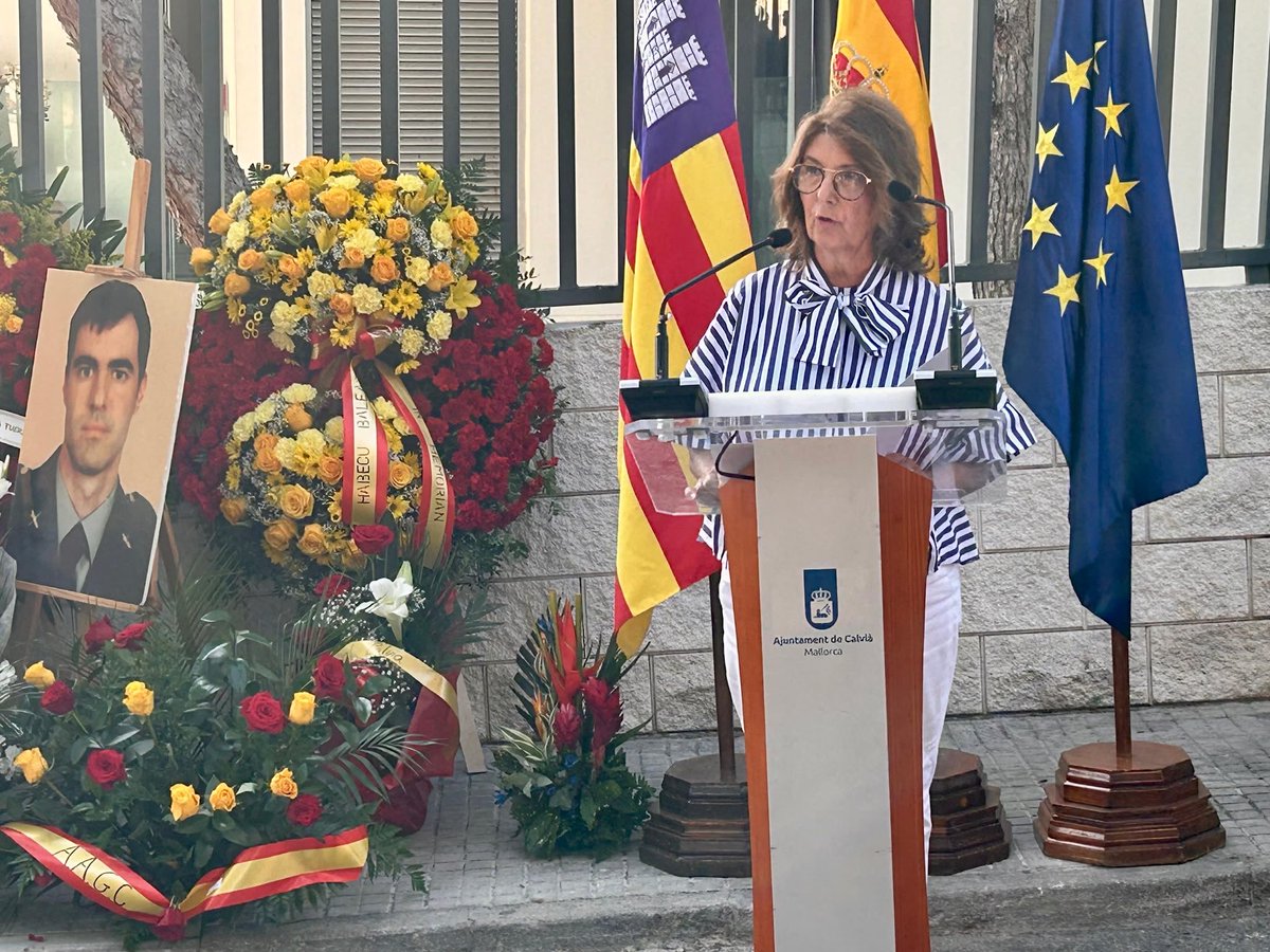 ParlamentIB's tweet photo. El president del Parlament, @glesenne, ha participat avui matí a Palmanova a l'acte institucional en record i memòria dels guàrdies civils Diego Salvá Lezaun i Carlos Sáenz de Tejada García https://t.co/gLQO7dGOSQ