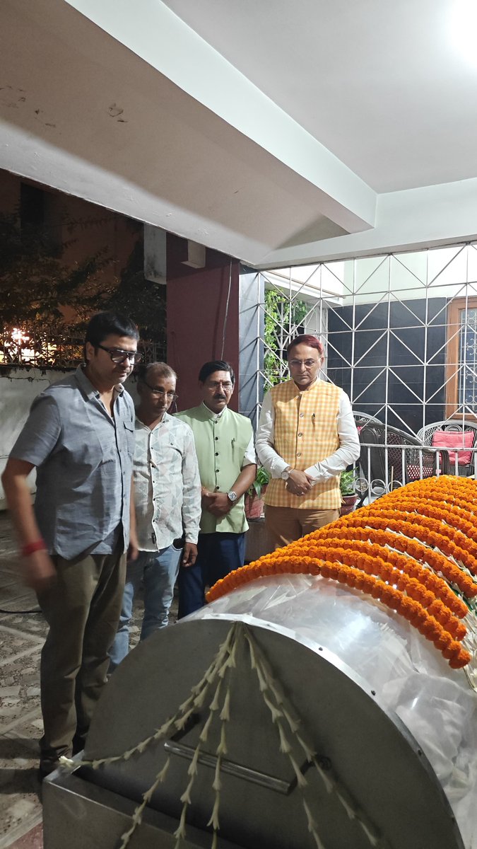 DrPerwezNeyyar's tweet photo. बोकारो जिला कसमार के लोकप्रिय राजनीतिज्ञ एवं समाजसेवी, श्रद्धेय श्री संजय कुमार चौबे चाचा जी के निधन का समाचार अत्यंत दुःखद एवं हृदयविदारक है। सूचना मिलते ही कल रात उनके पार्थिव शरीर के अंतिम दर्शन हेतु उनके आवास कोऑपरेटिव कॉलोनी बोकारो पहुंचा।

उन्होंने सामाजिक एवं राजनीतिक जीवन में जनसेवा, समर्पण और लोककल्याण के कार्यों से समाज में एक विशिष्ट एवं अमिट पहचान स्थापित की थी ।

ईश्वर दिवंगत पुण्यात्मा को अपने श्रीचरणों में स्थान प्रदान करें तथा शोकाकुल परिजनों एवं शुभचिंतकों को इस असीम दुःख को सहन करने की शक्ति दें।

भावपूर्ण श्रद्धांजलि।🙏