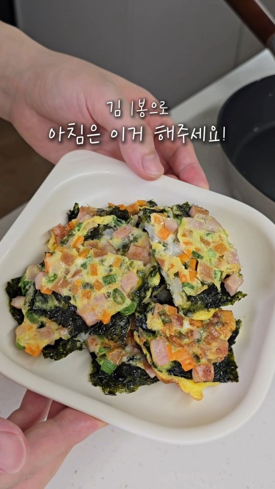 dongu0929's tweet photo. 주말 한 끼

동우는 생김치보다
볶은김치를 훨씬 좋아해서
둥이네 받으면 일부러 빨리 익혀요ㅎㅎ
요즘 날이 더워서 하루만 실온에 둬도 익어요!

김볶에 케찹 섞어주니깐
아이들 딱 좋아하는 맛이예요!
그리고 치즈 듬뿍🧀

둥이요리는 내일 마감해요‼️

⬇️레시피⬇️… https://t.co/DvbePzz2mO
