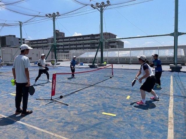 7CC_Ageo's tweet photo. 7/20（月・祝）
今、話題のスポーツ！ピックルボール体験会を行いました。
コーチと会員様でワイワイ楽しみながら盛り上りました。
多数のご参加ありがとうございました！ https://t.co/CqDVMc2Lq4