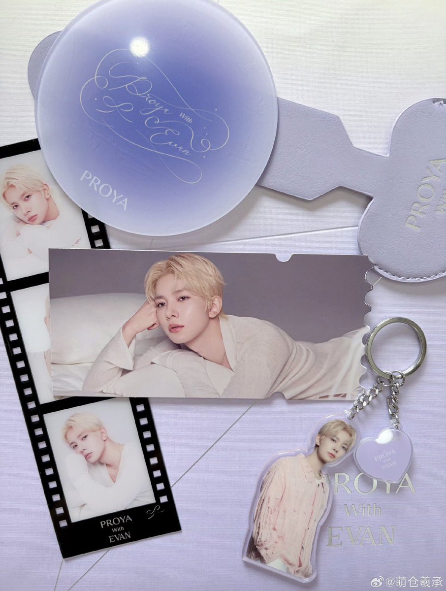 heeseungggiiee's tweet photo. some c-evers already got their PROYA X EVAN set. sooooo pretty 😍 https://t.co/PlZmlhbdlb