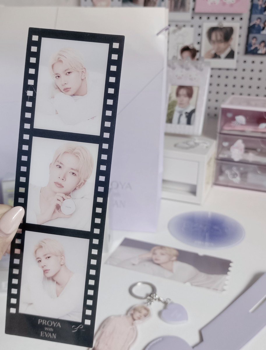 heeseungggiiee's tweet photo. some c-evers already got their PROYA X EVAN set. sooooo pretty 😍 https://t.co/PlZmlhbdlb