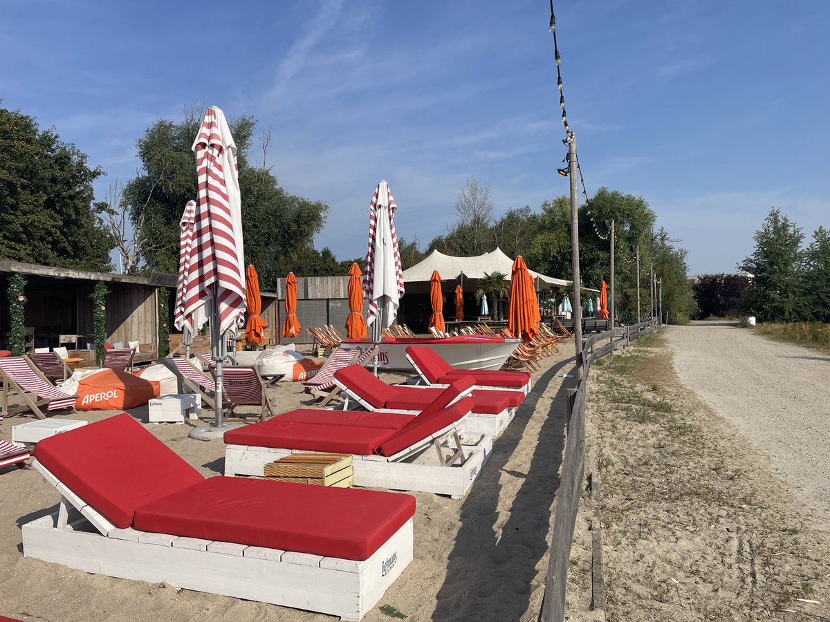 SandyHaest's tweet photo. 30 juli 9.50 Antwerpen Linkeroever #vrtweer @weerbord @BuienradarBE @HetweerinBelgie #strandbar #weerfoto https://t.co/7whYczSC6m