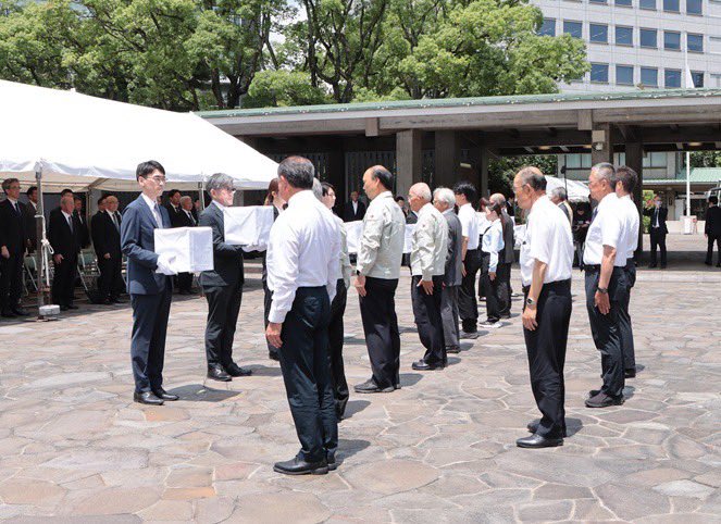 jyma_publicity's tweet photo. 当団からも1名の学生が硫黄島遺骨収集派遣団へ参加し、引渡式に参列いたしました。

援護課の引用しておりますホームページに写真等掲載されておりますので、ぜひご覧ください！🙂‍↕️ https://t.co/hAdiWYYatA