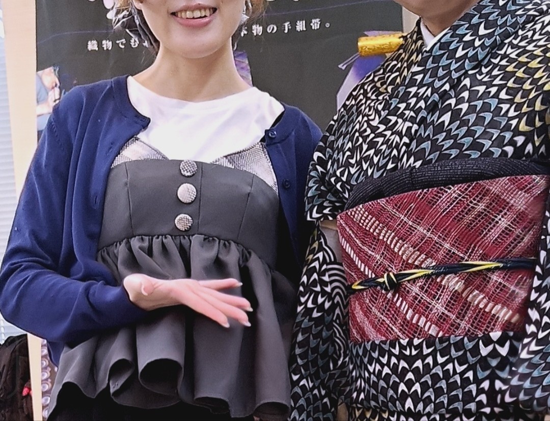 JOINTSCLUB's tweet photo. 「組紐」は知ってたけど、「組帯」という世界は知らなかった！
一本一本の糸が職人さんの手で帯になっていく実演に見入ってしまいました。京都 #風繭結 の二代目はまだ20代。伝統を受け継ぎながら、端材を無駄にしない洋服もご自身で作る素敵な職人さんでした。今日の服、ﾒﾁｬかわいかった！ https://t.co/0V64E8mF1z