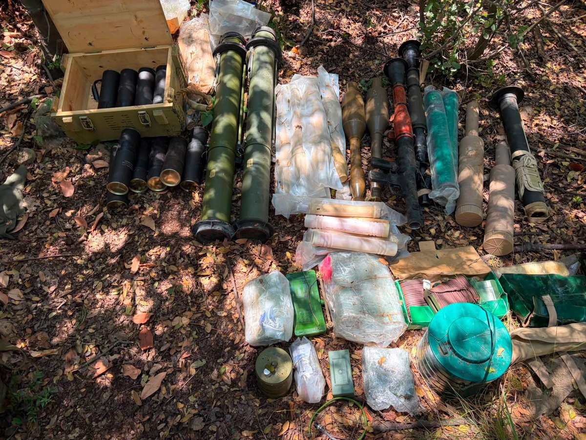 IDFGerman's tweet photo. 🔎MITTEN IN ZIVILER INFRASTRUKTUR GEFUNDEN: Kalaschnikow-Gewehre, Magazine, Munition, Granaten, Sprengstoff, Sprengsätze, Panzerabwehrraketen und Mörsergranaten im Gebiet von Majdal Zoun.

Darüber hinaus setzten die Truppen Bauwerke, die von der Hisbollah genutzt worden waren, außer Gefecht.