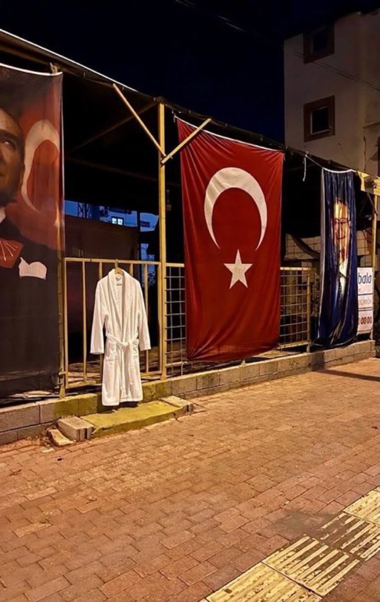 06melihgokcek's tweet photo. YAPMAYIN YA…

Yeni parti Osmaniye il binasına birileri bornoz asmış. https://t.co/hAvyA1RxCn