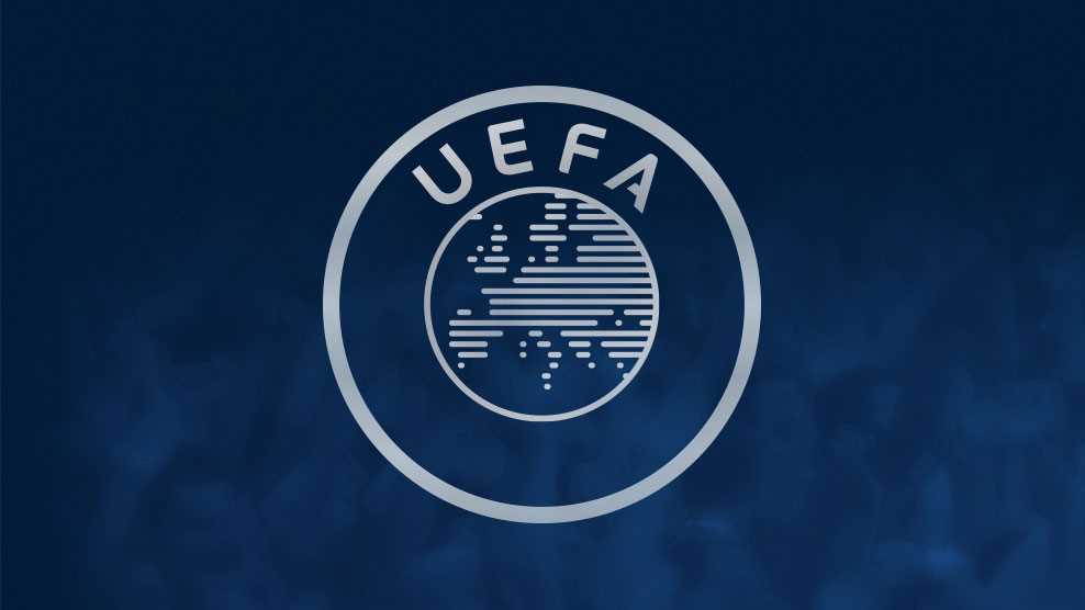 TouchlineX's tweet photo. 🚨 𝗕𝗥𝗘𝗔𝗞𝗜𝗡𝗚: UEFA are considering an EMERGENCY MEETING after Gianni Infantino's controversial World Cup investment proposal.

Some officials have even discussed the possibility of BOYCOTTING future World Cups if FIFA moves forward with their plan.

— @TheSun https://t.co/GUZaaFsgB5