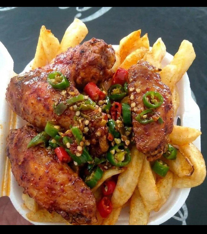 umhlangaswz's tweet photo. Who's hungry...?! 🤤😋🍗
This is the "Wing It" with chilli 🌶️
KaQobonga, Mbabane
"Flavour worth sharing"
#SocialSpoon #TasteTheVibe #eswatini #WingingIt https://t.co/FMFK4j34hE
