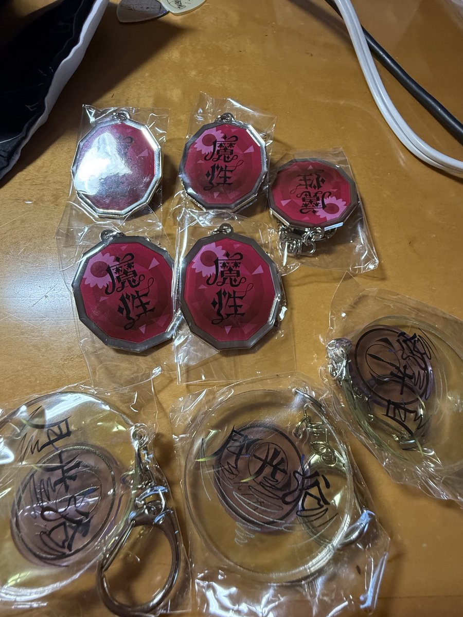 hhhjevz's tweet photo. ヨルシカガチャ大被り笑
魔性×5 月光浴×3
割と持ってないやつ多いので交換してくださる方いませんでしょうか…？ https://t.co/Bu8a5bpMsv