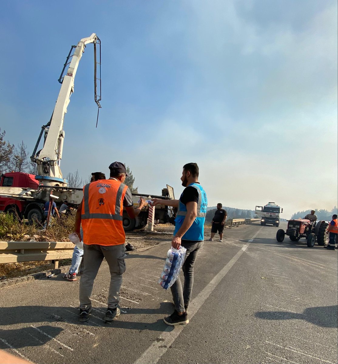 AntalyaOcak's tweet photo. Ülkü Ocakları Antalya İl Başkanlığı olarak Kumluca ilçemizin Yazır Mahallesi'nde meydana gelen orman yangınına müdahale ederek söndürme çalışmalarına destek verdik.

Yeşil Vatanı korumak için var gücümüzle çalışmaya devam edeceğiz.

@ayyildirim1 https://t.co/a0MxtCRLBF