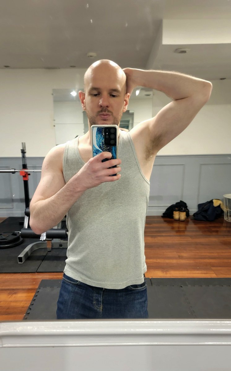 Nounouxi's tweet photo. Souvenir 😋 #lgbt #aisselles #gaymuscu #muscu #chauve #daddy #gay https://t.co/nacjAQACzn
