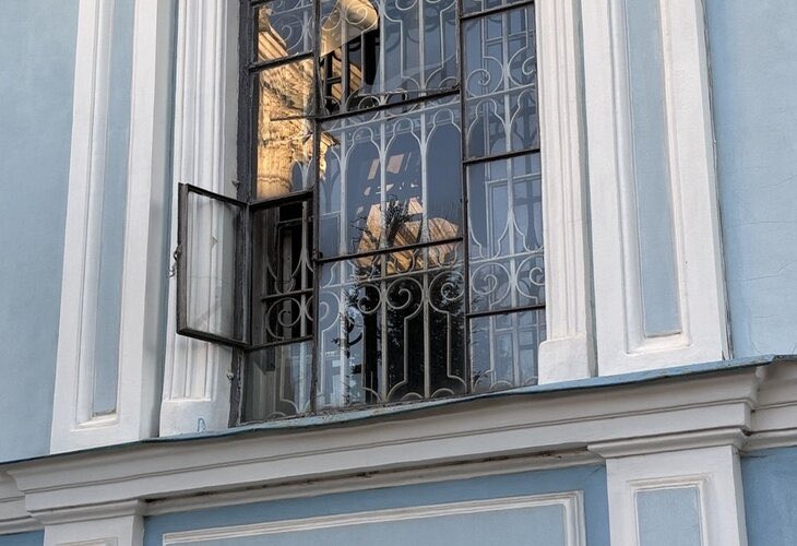 News_UOC's tweet photo. 😢Sumy’s Transfiguration Cathedral was again damaged by an enemy attack.

Thirty-five window frames were damaged in the cathedral. The windows of the tholobate under the central dome were particularly damaged: pieces of glass fell inside the church.
🔗https://t.co/PUVlsoKWUM
#UOC #Orthodox #Church #Christian #faith #religion #religious #Christianity #Ukraine #Ukrainian #war #UkraineWar #Sumy #cathedral #architecture #windows #damage #attack #conflict #building #news #July2026 #July  #july_2026 #glass #house #territory