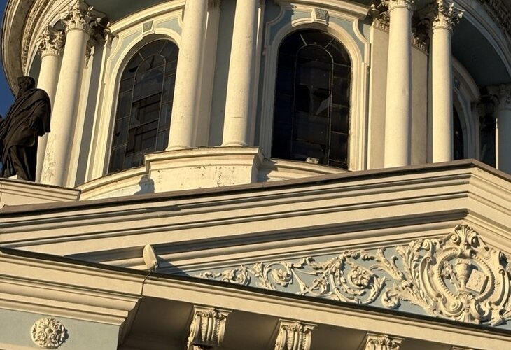 News_UOC's tweet photo. 😢Sumy’s Transfiguration Cathedral was again damaged by an enemy attack.

Thirty-five window frames were damaged in the cathedral. The windows of the tholobate under the central dome were particularly damaged: pieces of glass fell inside the church.
🔗https://t.co/PUVlsoKWUM
#UOC #Orthodox #Church #Christian #faith #religion #religious #Christianity #Ukraine #Ukrainian #war #UkraineWar #Sumy #cathedral #architecture #windows #damage #attack #conflict #building #news #July2026 #July  #july_2026 #glass #house #territory