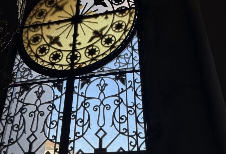 News_UOC's tweet photo. 😢Sumy’s Transfiguration Cathedral was again damaged by an enemy attack.

Thirty-five window frames were damaged in the cathedral. The windows of the tholobate under the central dome were particularly damaged: pieces of glass fell inside the church.
🔗https://t.co/PUVlsoKWUM
#UOC #Orthodox #Church #Christian #faith #religion #religious #Christianity #Ukraine #Ukrainian #war #UkraineWar #Sumy #cathedral #architecture #windows #damage #attack #conflict #building #news #July2026 #July  #july_2026 #glass #house #territory