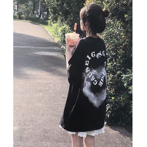 0oelyo0's tweet photo. Effortless street style oversized graphic tee, a white frilly layer peeking out, and a sunny drink in hand
MuP https://t.co/szAOU1v0Ym