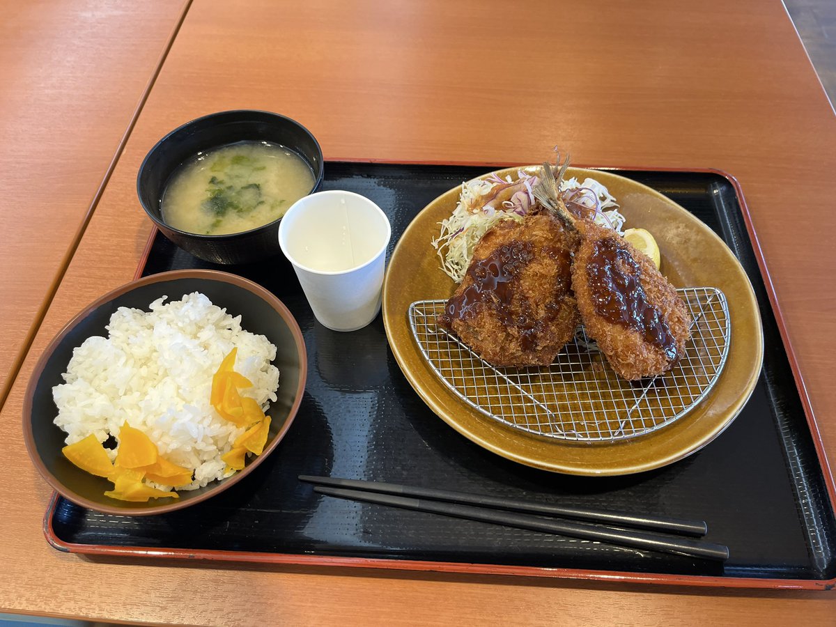 ClassCAmplifier's tweet photo. 今日は在宅勤務で午前あがり(´･ω･`)
ギター担いでガロリア演奏会本番に向けて名神爆走中( ･᷅ὢ･᷄ )
沼津には毎度寄ってるが駿河湾沼津SA上りに寄ったのは数年ぶりかも(´･ω･`)
ラブライブ色がめっさ抜けてしまってた(´･ω･`)
ゆる△キャングッズも大体なくなってきてた(´･ω･`) https://t.co/ojz2K7jY6c