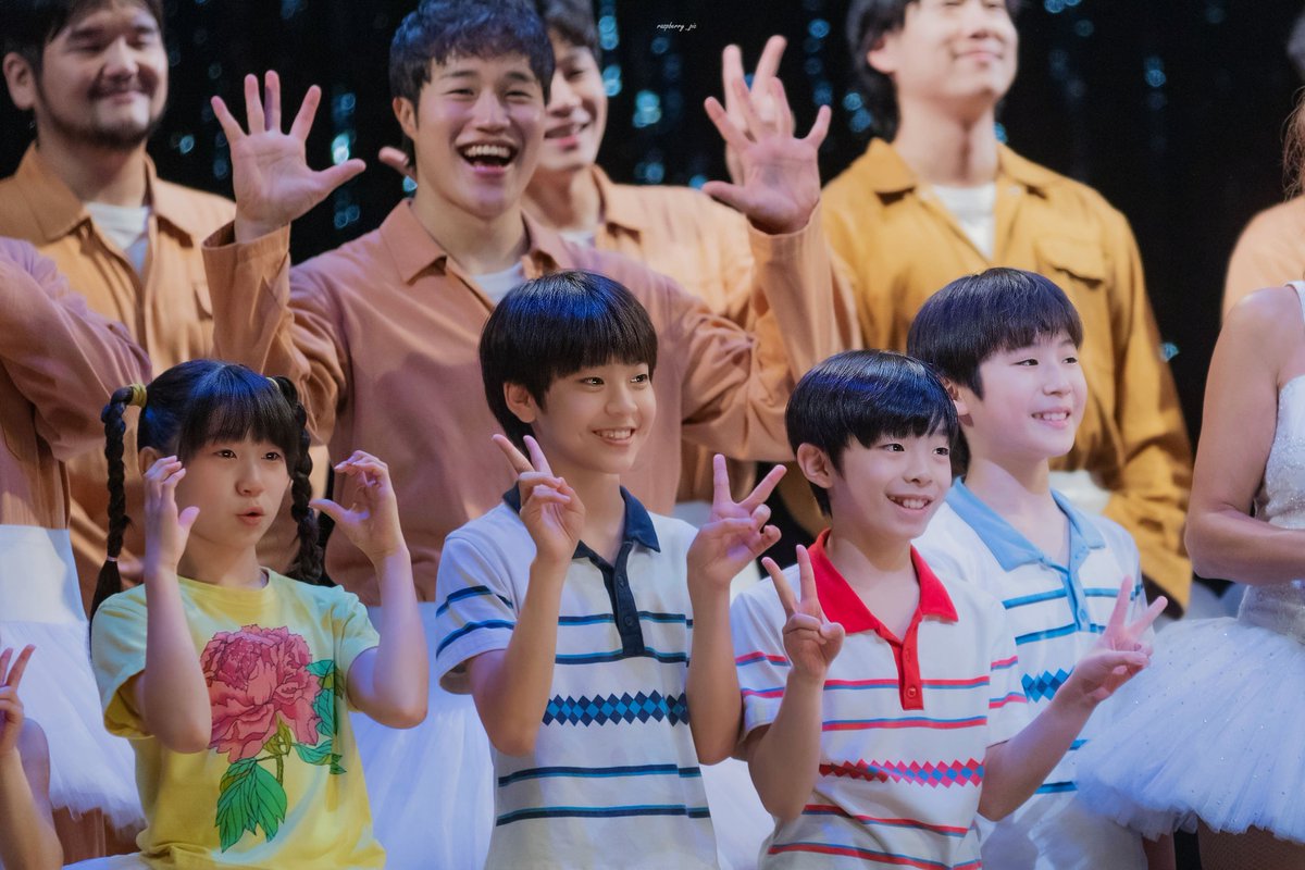 raspberry_pic's tweet photo. 260725 뮤지컬 빌리 엘리어트 무대인사
데비 役 #박예솔 🫶
빌리 役 #박지후✌️#조윤우✌️ #김우진😢 (김승주😶)
토니 役 #구준모🤗
윌킨슨 役 #최정원😁 https://t.co/F34DIDHeb5