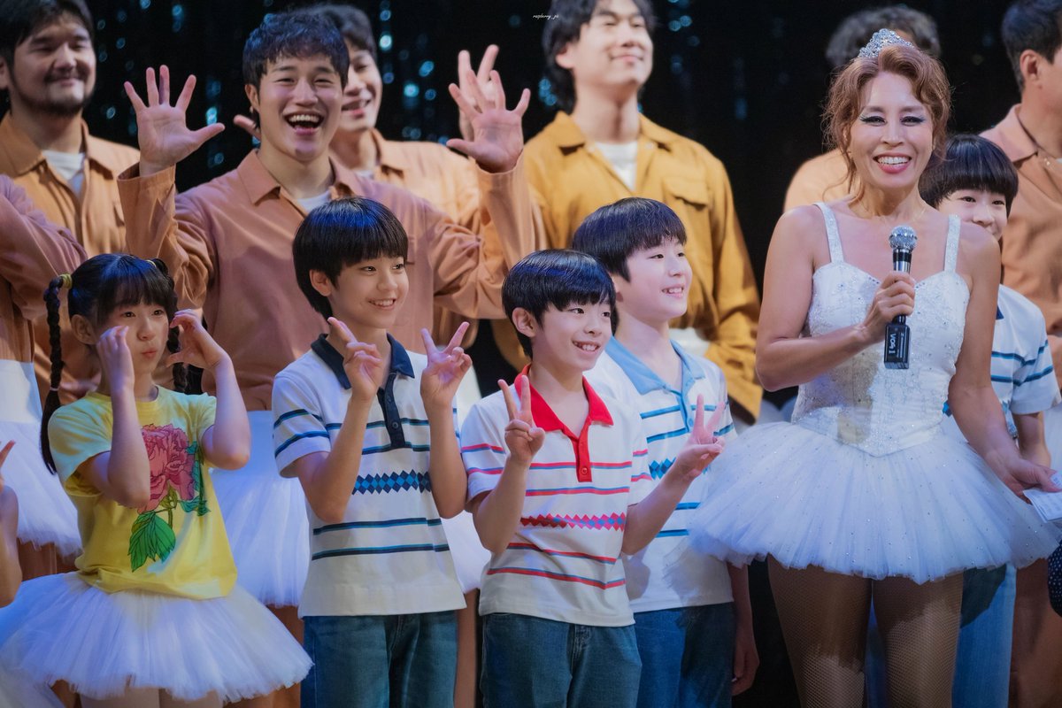 raspberry_pic's tweet photo. 260725 뮤지컬 빌리 엘리어트 무대인사
데비 役 #박예솔 🫶
빌리 役 #박지후✌️#조윤우✌️ #김우진😢 (김승주😶)
토니 役 #구준모🤗
윌킨슨 役 #최정원😁 https://t.co/F34DIDHeb5