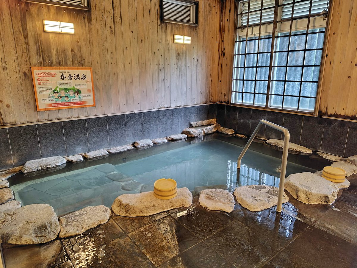 azu_nee's tweet photo. 男女別内湯と離れの露天♨️
湯花舞う北地獄谷源泉は含硫黄硫酸塩炭酸水素塩泉のW美肌の湯😍
内湯の方が匂い強めで熱め、露天は時間帯で男女入替、明るい時は女湯で時間も長め♥
温ソム家元のお膝元だから湯使いは確かだし改めて良さを実感！お肌ツルピカになりました
2026.6 #新赤倉温泉 #旅館おかやま https://t.co/roa5knXt3o