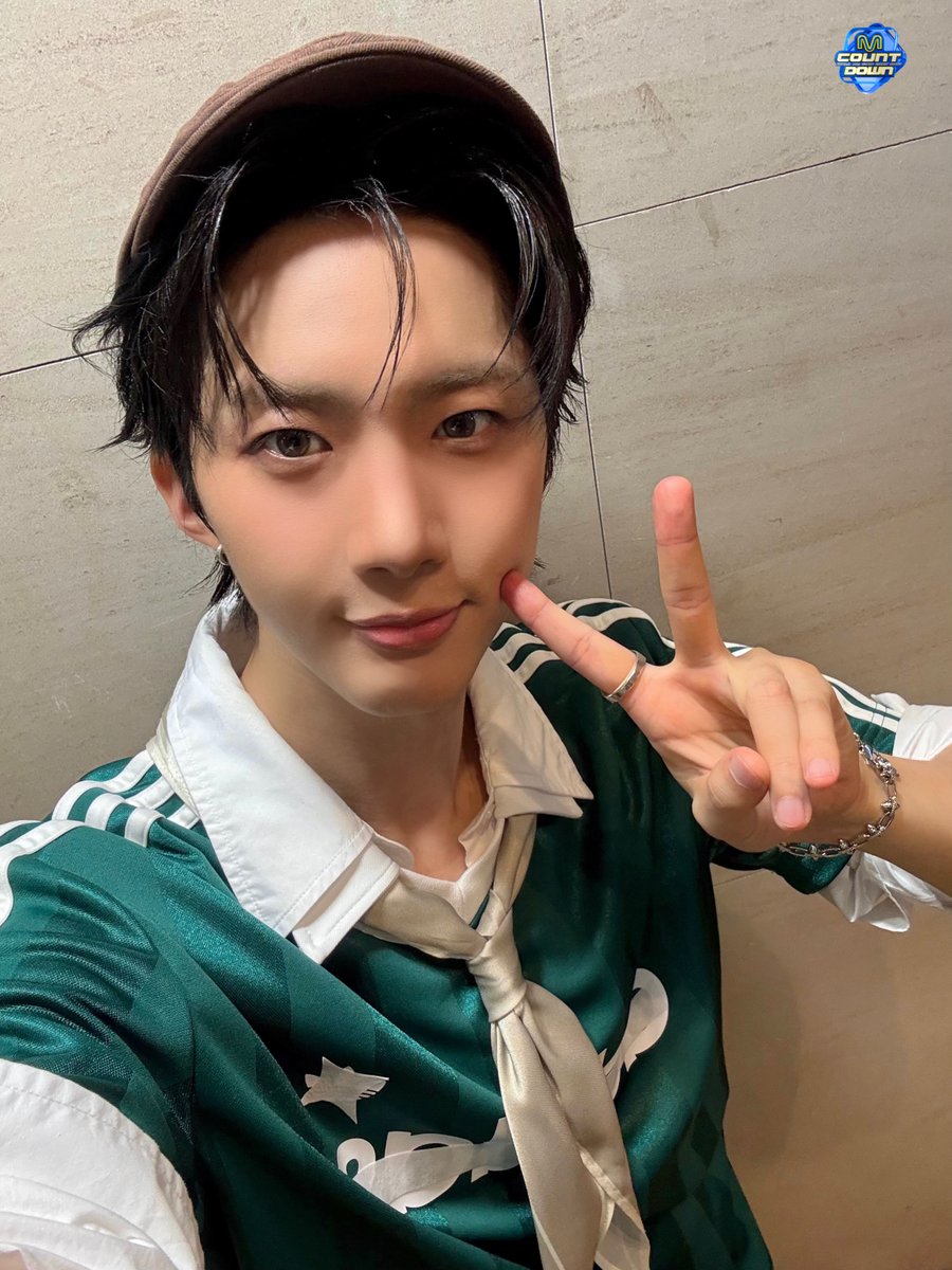 MnetMcountdown's tweet photo. 엠카 선정 날개 달아주고 싶은 사진 1위
후이는 혼혈이라며… 한국과 천국.. ☆

#MCOUNTDOWN #엠카운트다운
#후이 #HUI #BINGO https://t.co/9ujO2i02GU